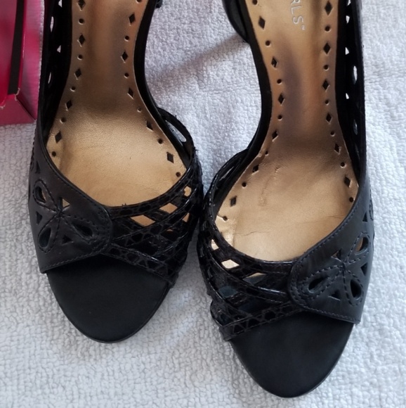 BCBG Zavier size 7 Black Heels - Picture 4 of 6
